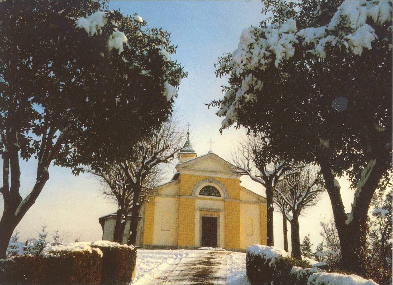 Chiesa con neve